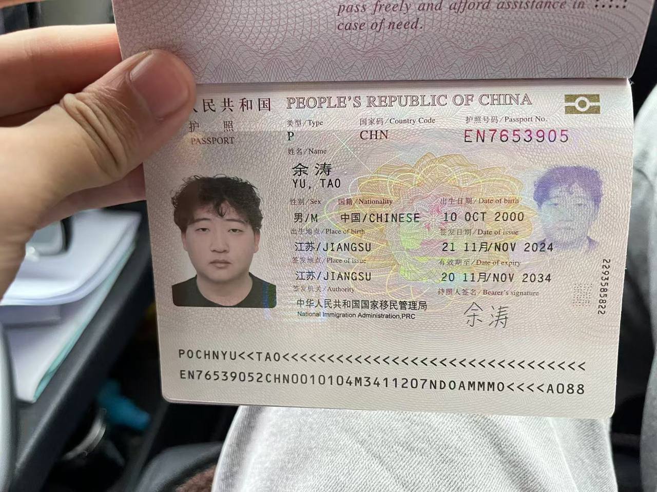 之前我在迪拜的员工，认识将近两年，知道我来了柬埔寨之后说出来跟我干，飞机到达后人消失了