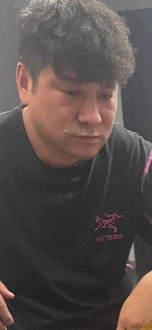 此人自吹是好几个盘口老板，利用他人信任把人骗到公司，做出业绩敲诈员工奖励和工资提成，私吞代理分红玩消失