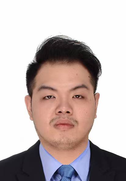 这个人是个惯犯，涉及多次偷窃和欺诈。他不仅偷了老板和其他人的钱，还侵占了公司的财产，金额巨大