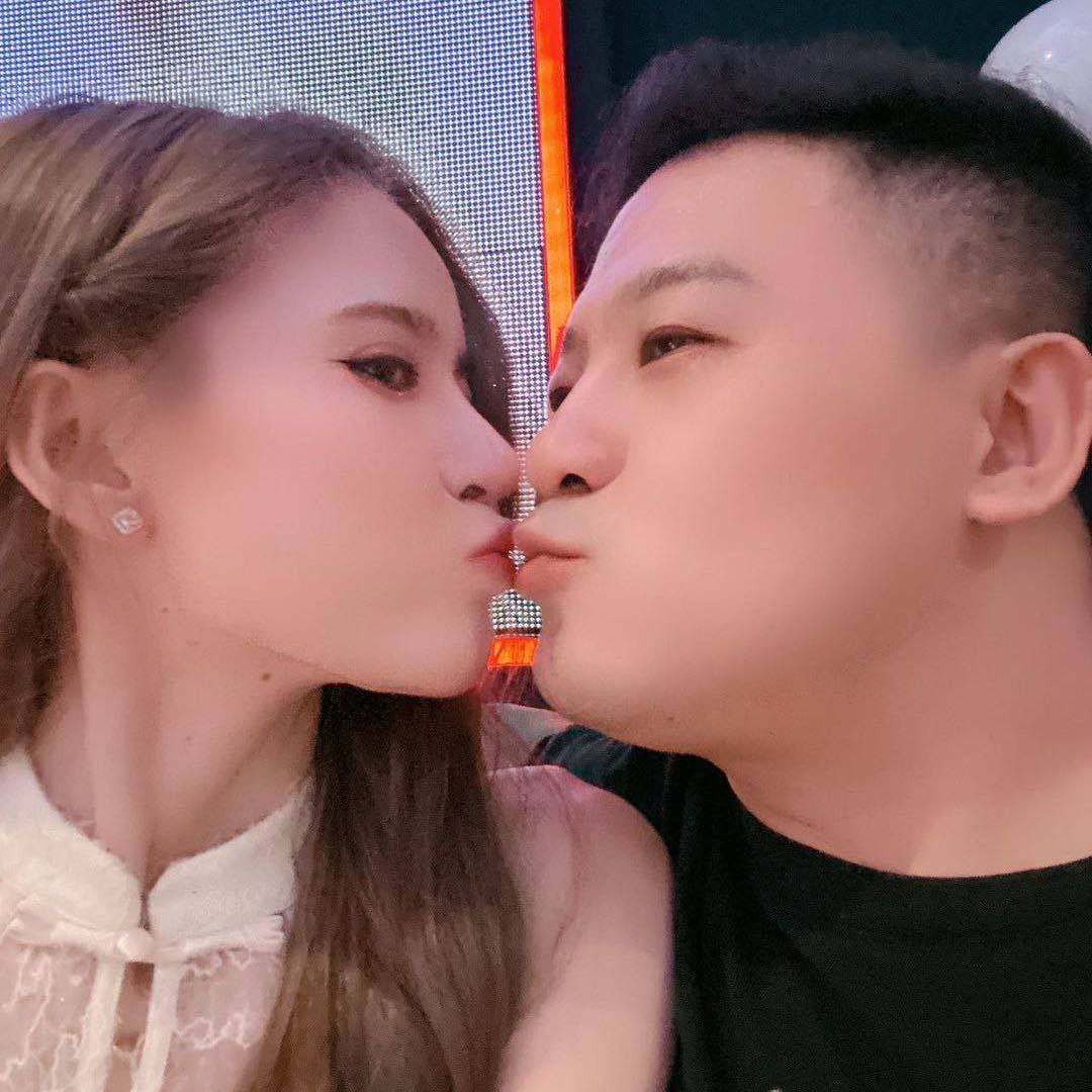 把我兄弟卖了 我自己去谈赔付 不给我见人 还让我转钱给他 还不给我公司老板的联系方式 